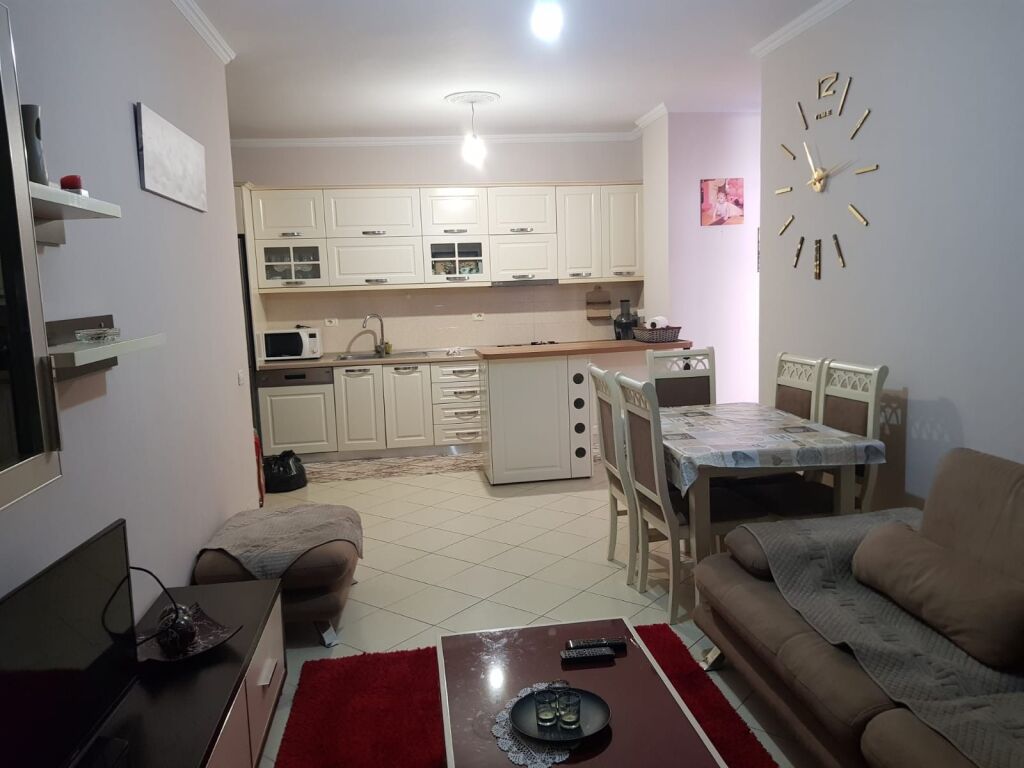 Jepet me qira apartament 2+1 në Misto Mame!