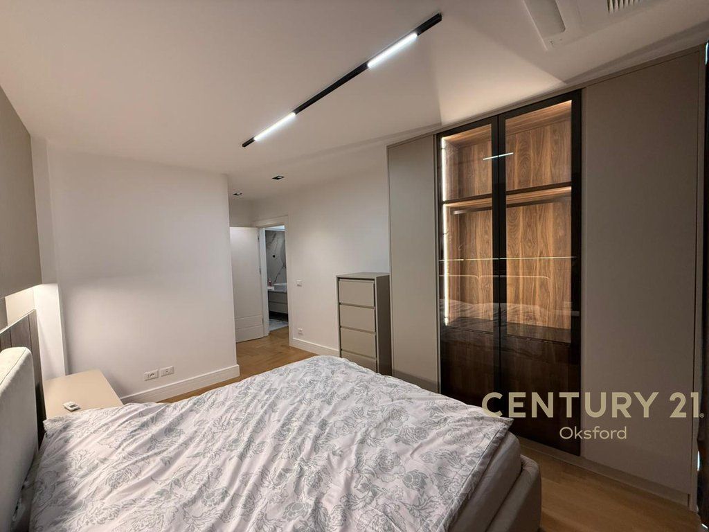 JAPIM ME QIRA APARTAMENT LUKSOZ POST PARKIMI TEK REZIDENCA LAKE VIEW! 2,300 € /Muaj