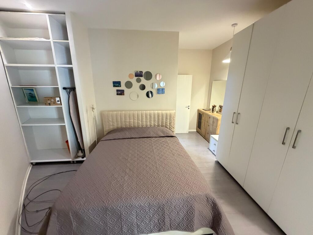 Jepet me qira apartament 1+1 i mobiluar  📍 Vendndodhja: Rruga Elbasanit, Rruga Pjetër Budi 🏢 Kati: 1 📐 Sipërfaqja: 60 m²  Apartamenti është i mobiluar dhe i gatshëm për banim, i përshtatshëm për individë apo çifte. Ndodhet në një zonë të aksesueshme dhe të qetë.  💶 Çmimi: 600 euro/muaj  📞 Për më shumë informacion ose vizitë, kontaktoni!