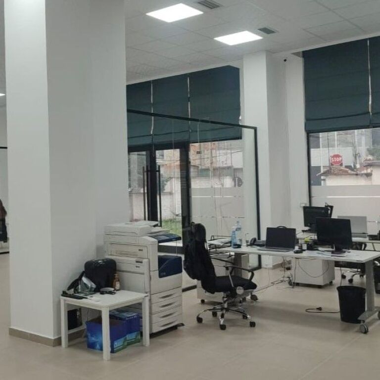 🏢 Vendesi Commerciale in Vendita 420 m² Premium – Via delle Barricate ✨