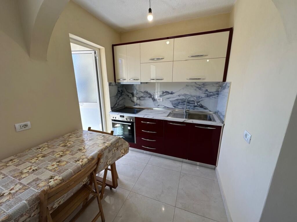 🏢Tek Medreseja jepet me qera apartament 1+1,e mobiluar. 50,000Leke