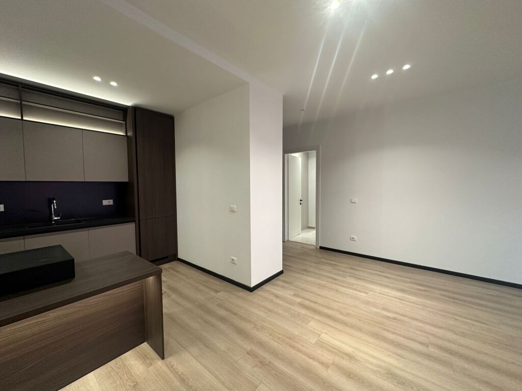 Jepet me qira apartament modern 2+1+2 pranë Lion Park, në një nga zonat më të kërkuara, shumë afër stadiumit Air Albania.