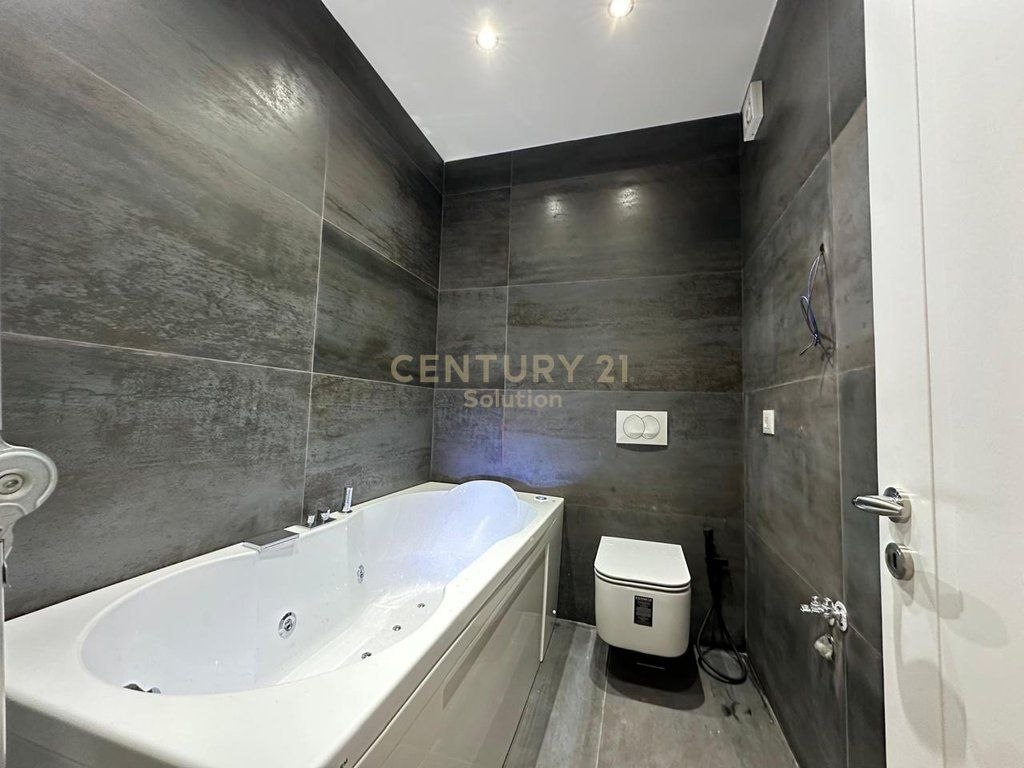 JAPIM ME QIRA APARTAMENT MODERN 2+1+2 TUALETE PRANE OZONE, ASTIR! 700 € /Muaj