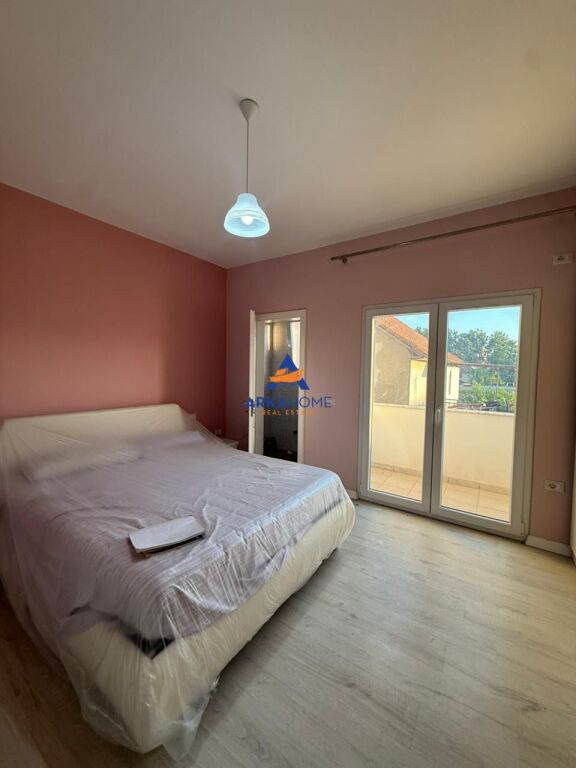 SHITET VILË ME 6 APARTAMENTE  "TE ISH SHESHI SHQIPONJA" 700.000 EURO (I DISKUTUESHEM)