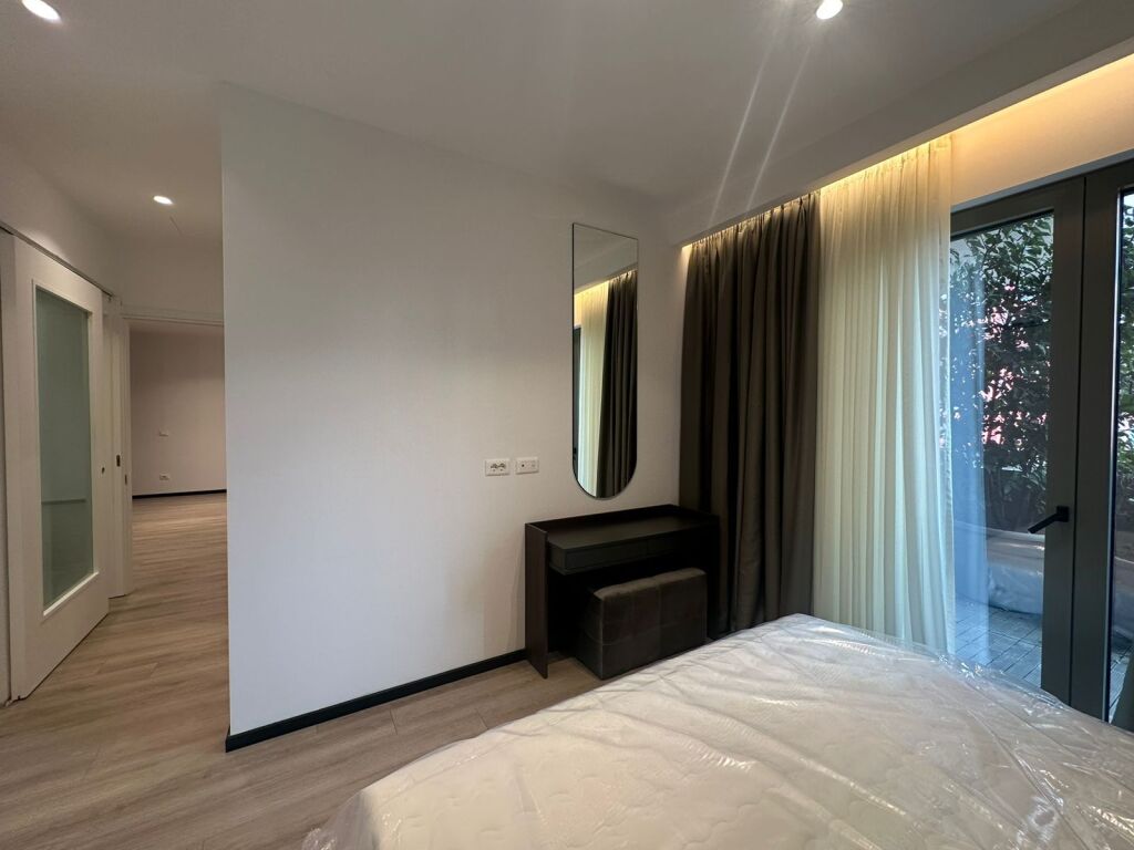 Jepet me qira apartament modern 2+1+2 pranë Lion Park, në një nga zonat më të kërkuara, shumë afër stadiumit Air Albania.