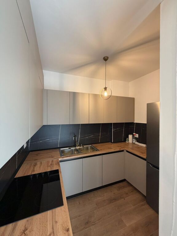 📣 AFFITTO Appartamento 2+1+2 📍 Vicino Casa Italia ✨  🏢 Nuova Costruzione 🪜 5° Piano (Con Ascensore) 🛋️ Arredato Con Condizioni Moderne ✅ Mai Abitato Prima  💶 Prezzo 80.000 lek