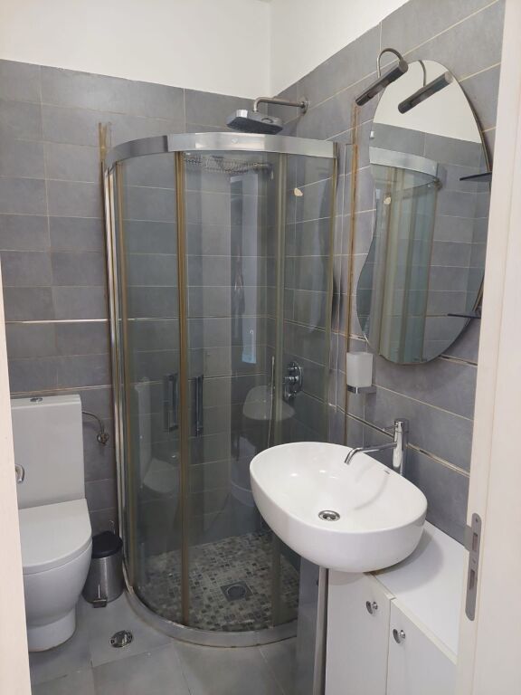 🏠 Jepet me qira apartament 1+1 i mobiluar📍 Vendndodhja: Rruga e Elbasanit💶 Çmimi: 600€/muaj