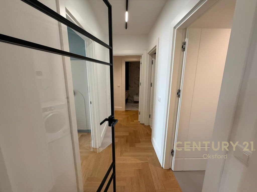 JAPIM ME QIRA APARTAMENT LUKSOZ POST PARKIMI TEK REZIDENCA LAKE VIEW! 2,300 € /Muaj