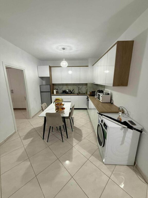 🏡 Jepet me qera apartament 2+1+2 + garazh 🚗🚗  📍 Vendndodhja: Kompleksi Fratari, Astir ✨ Apartamenti është i organizuar në 2 dhoma gjumi, sallon + kuzhinë dhe 2 tualete 🚘 Përfshin edhe garazh me kapacitet për 2 makina 50000 leke