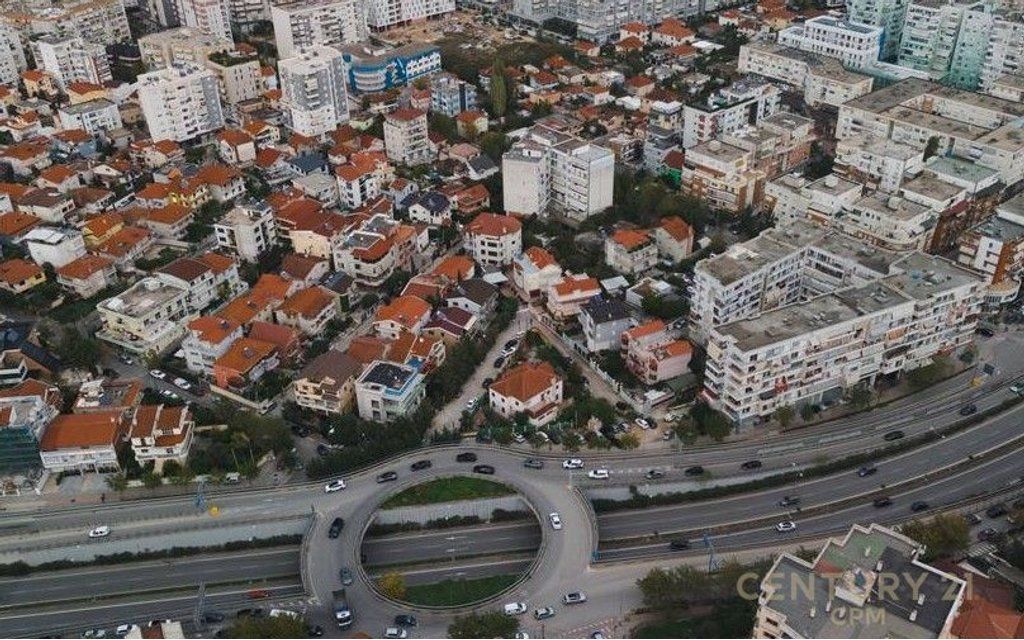 Jepet me qira vilë 3-katëshe në zonën e Vilave të Selitës, me akses direkt në Unazë.