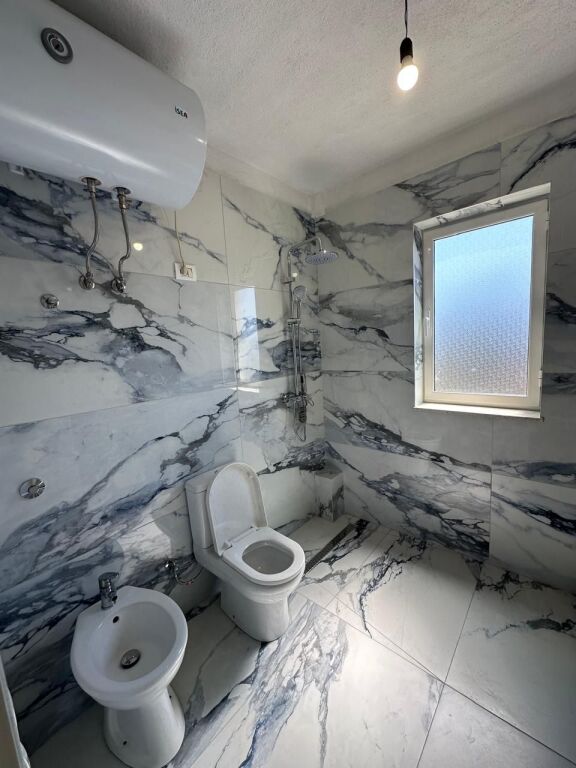🏢Tek Medreseja jepet me qera apartament 1+1,e mobiluar. 50,000Leke