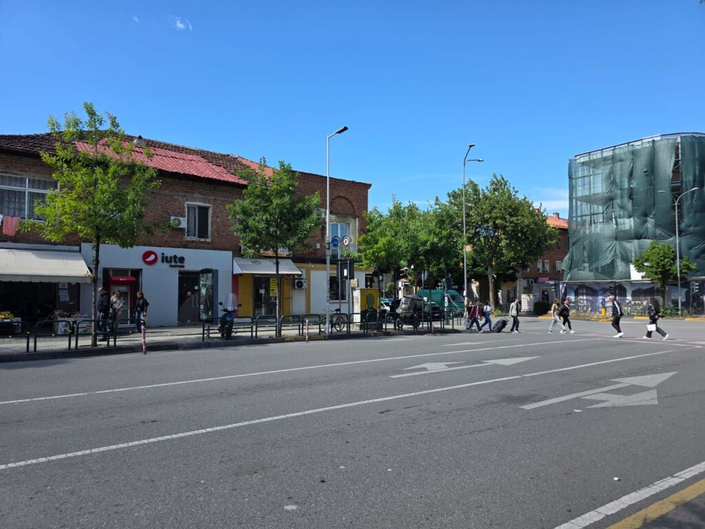 Shitet Apartament 2+1+2 tek Komuna e Parisit !