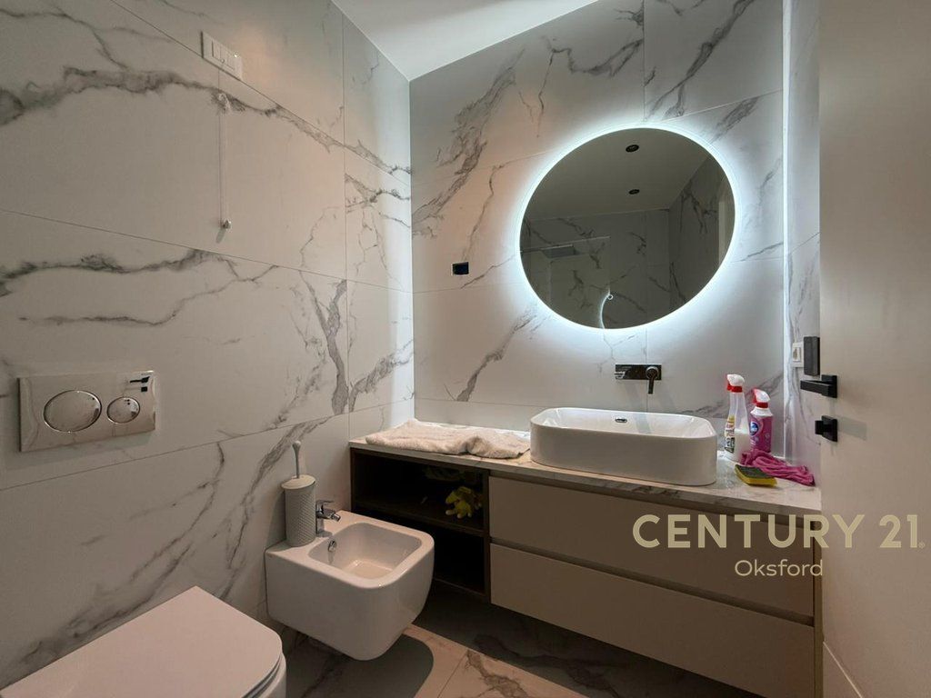 JAPIM ME QIRA APARTAMENT LUKSOZ POST PARKIMI TEK REZIDENCA LAKE VIEW! 2,300 € /Muaj