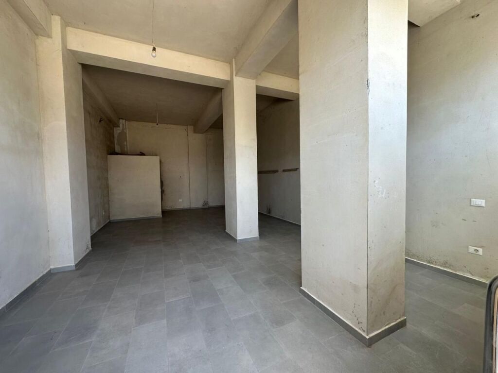 🏪 Shop for rent in Astir