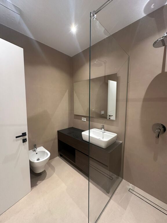 Jepet me qira apartament modern 2+1+2 pranë Lion Park, në një nga zonat më të kërkuara, shumë afër stadiumit Air Albania.