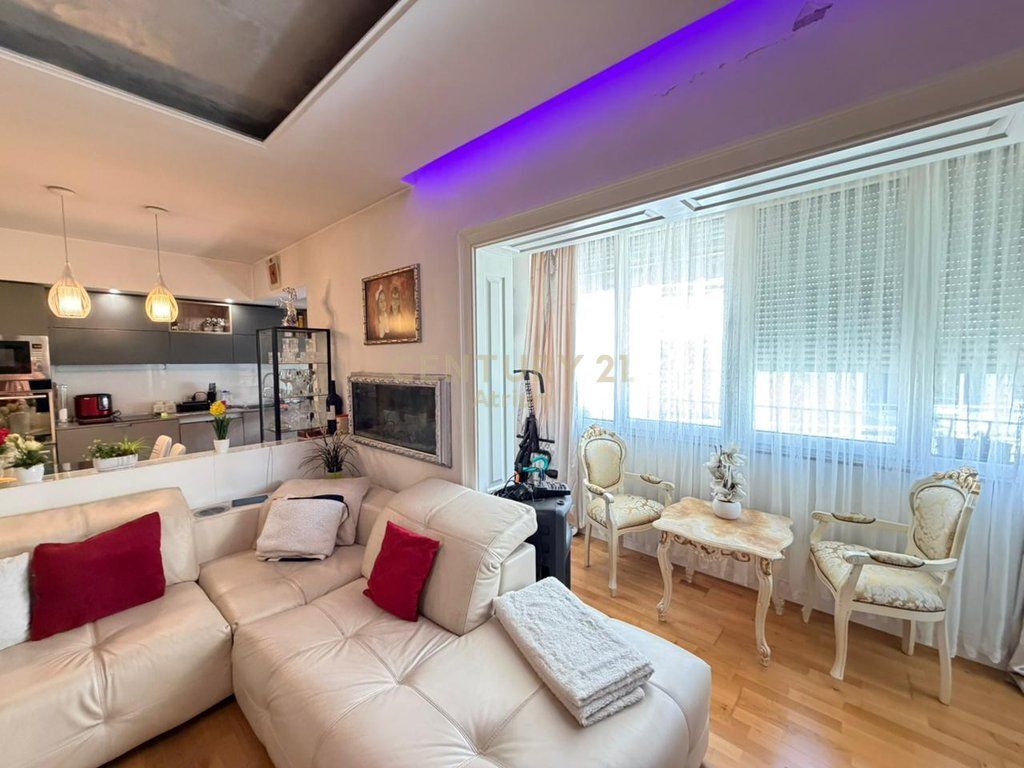 SHITET APARTAMENT 3+1+2+GARAZH NE KOMUNEN E PARISIT
