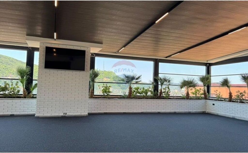 Ristorante - In Affitto - Palazzo con Frecce, Tirana