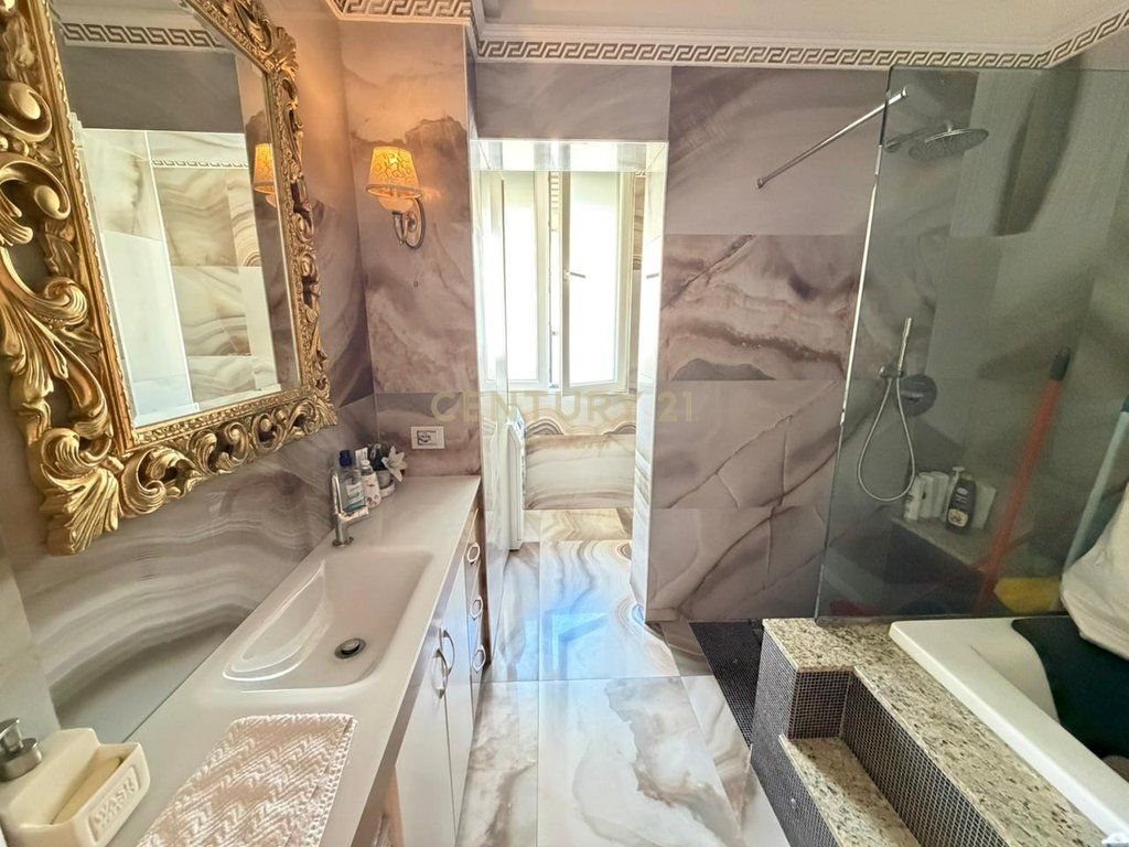 SHITET APARTAMENT 3+1+2+GARAZH NE KOMUNEN E PARISIT