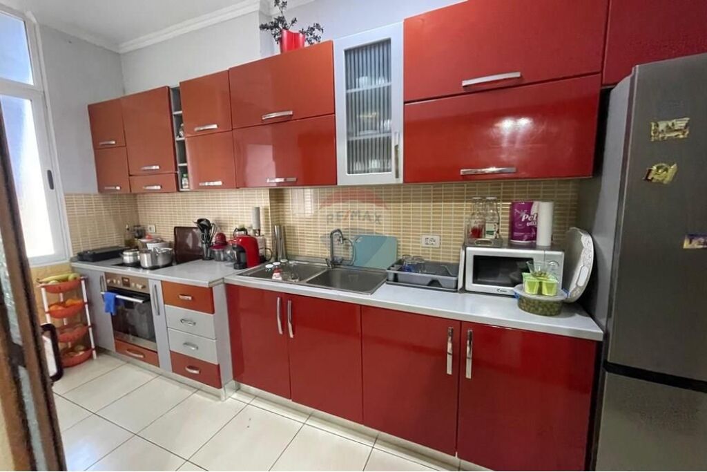 Shitet apartament tek Ish Tregu Elektrik, Tiranë 🏡