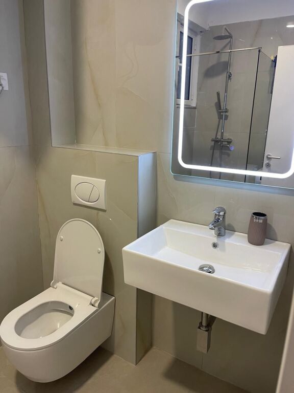 Jepet me Qera Apartament 2+1+2 Ne Plazh Hekurudha