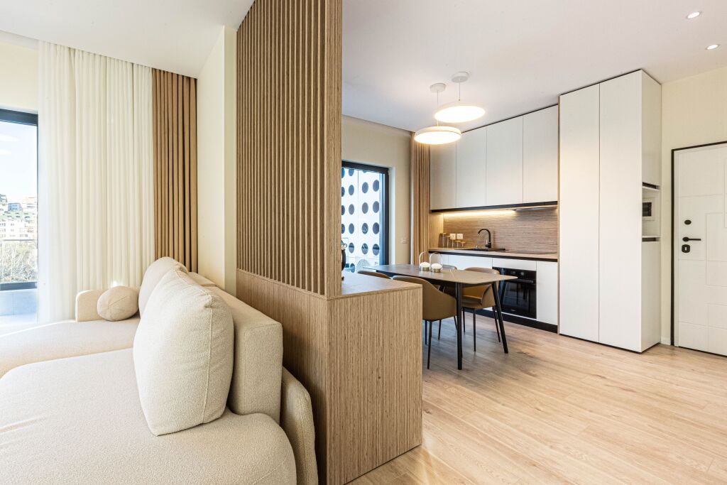 💫 94m² Perfeksion me Oxhak, Tarracë &amp; Verandë! 💥 Shitet Penthouse 1+1 Luxury P.2025 - Mbi 50K Investim &amp; Pamje Ballore (📍LIQENI THATË - RADISSON 🏢