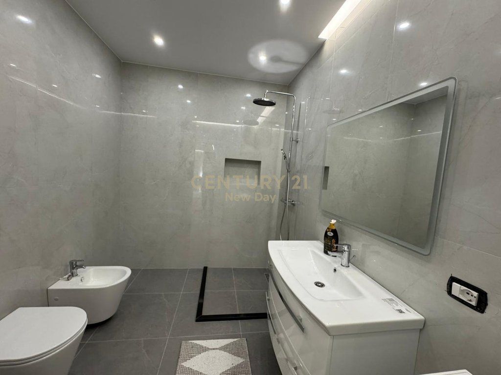Jepet me Qira Apartament 2+1+2T Plus Post Parkimi ne Rezidencen Dyrrakium 1200€ | 100 m²
