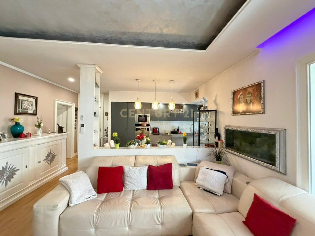 VENDESI APPARTAMENTO 3+1 + 2 BAGNI + GARAGE NEL COMUNE DI PARIGI