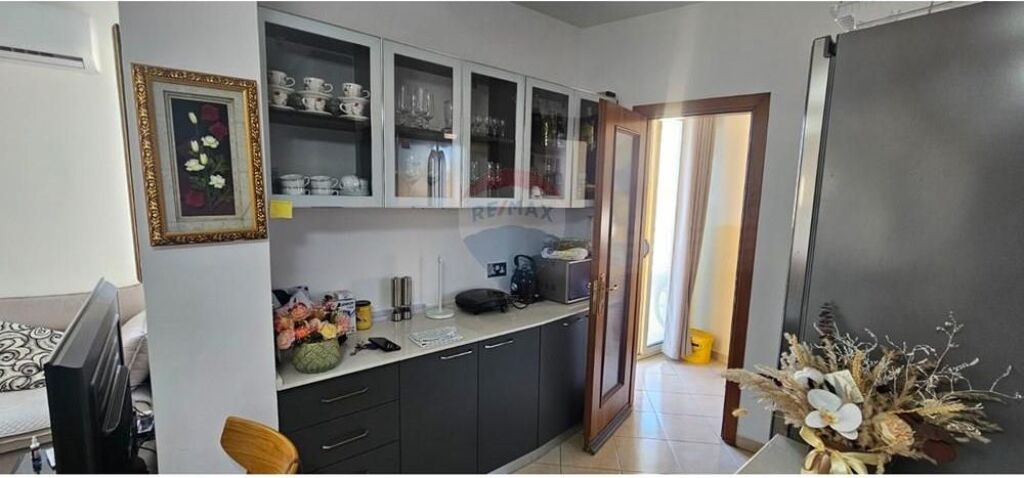 Shitet apartament 1+1 pranë shkollës “Mihal Grameno” 🏡