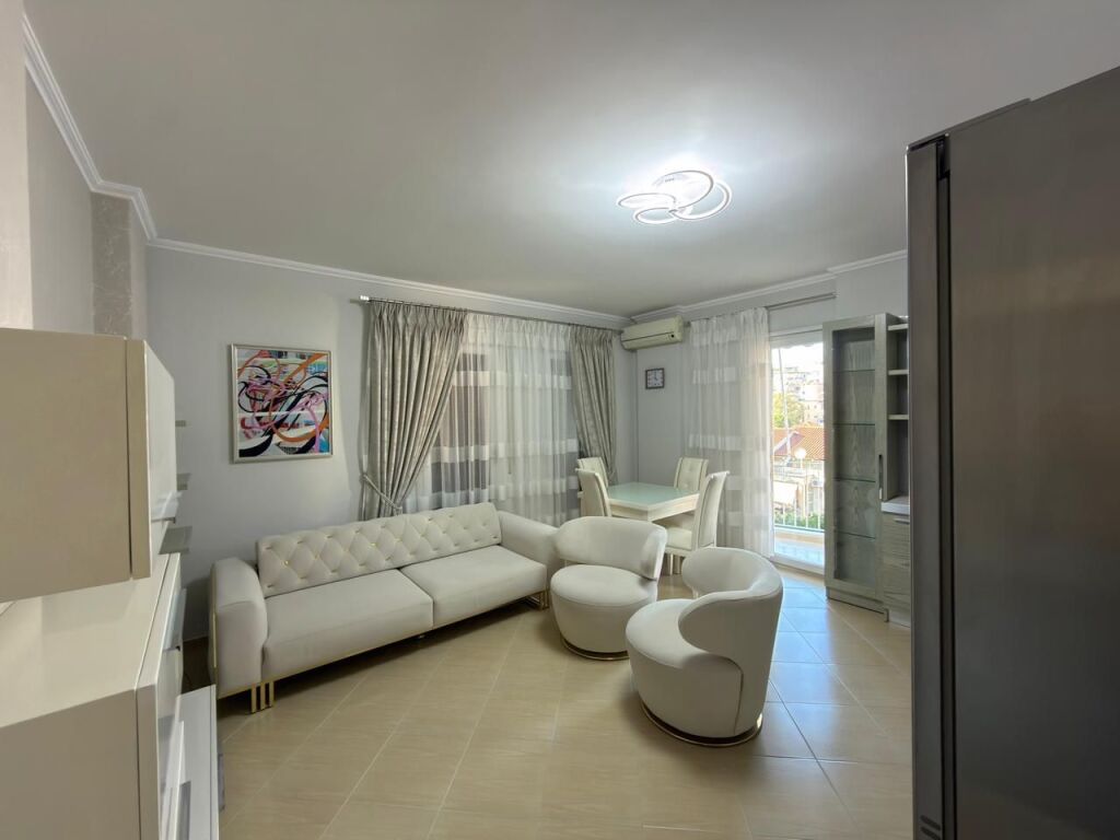 Apartment 1+1 with balcony for rent in the 21 Dhjetori area.