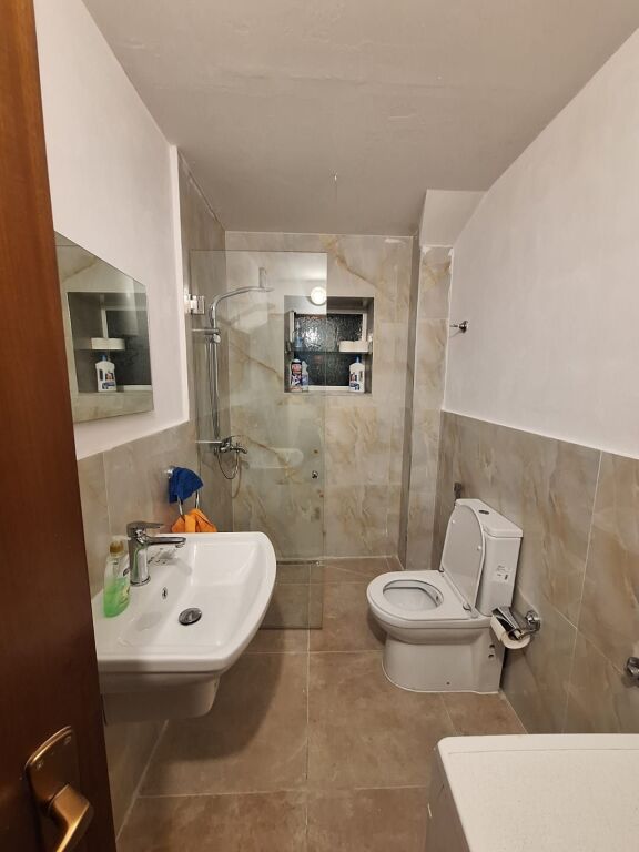 Apartament 2+1 me qera, qender, rr Kavajes 60 000 lek
