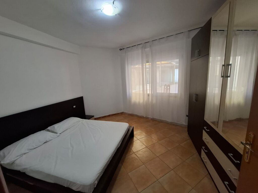 Jepet me Qera Apartament 1+1 Ne Qender te Durrsit