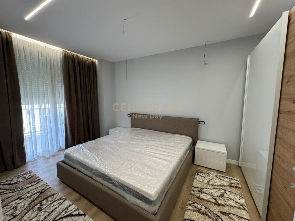 Jepet me Qira Apartament 2+1+2T Plus Post Parkimi ne Rezidencen Dyrrakium 1200€ | 100 m²