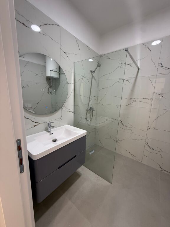 Tirane, jap me qera apartament 2+1+2 tualete+ Ballkon Kati 6, 90 m², 49.000 Lekë (Univers City)