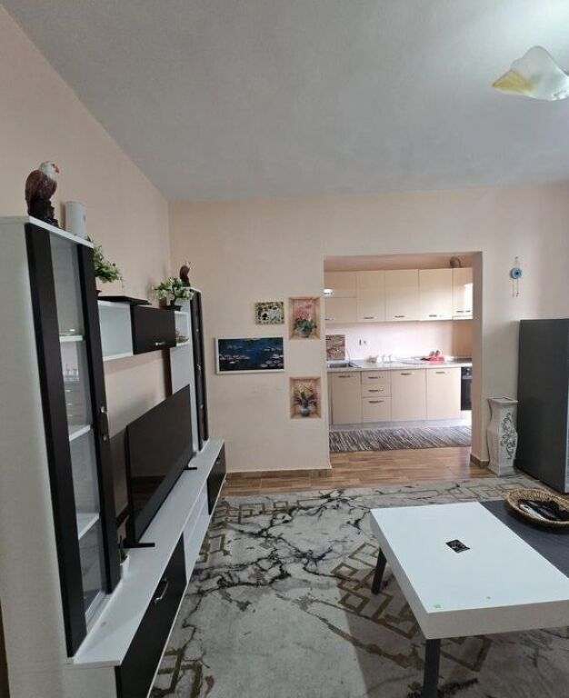 Shitet apartament 1+1 i mobiluar në qendër të Babrrus