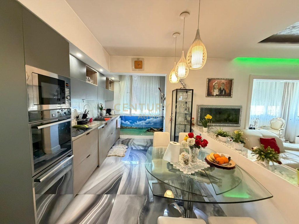 SHITET APARTAMENT 3+1+2+GARAZH NE KOMUNEN E PARISIT