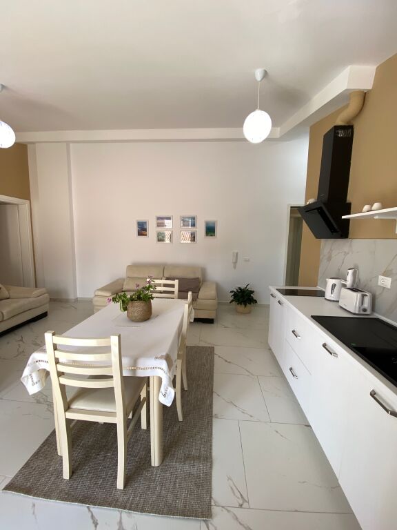 🌊 APARTAMENT ME QIRA | UJI I FTOHTË, VLORË
