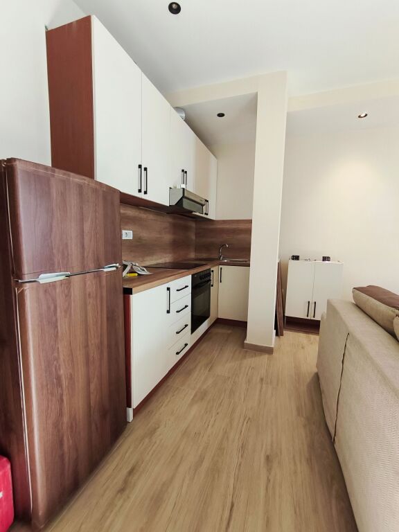 Apartament Modern 2+1, i Rinovuar Plotësisht, 15 Minuta nga Qendra e Qytetit, Parkim Falas
