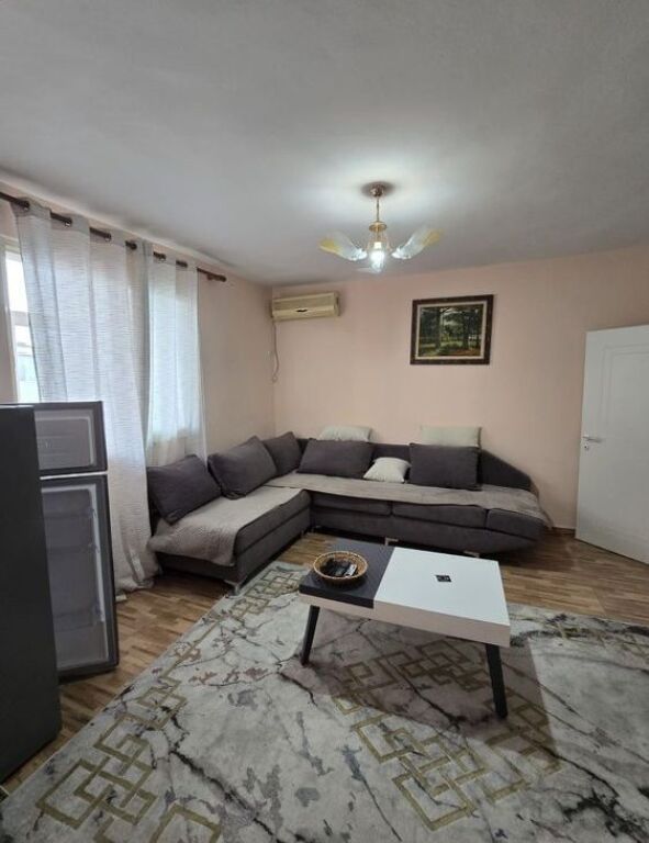 Shitet apartament 1+1 i mobiluar në qendër të Babrrus