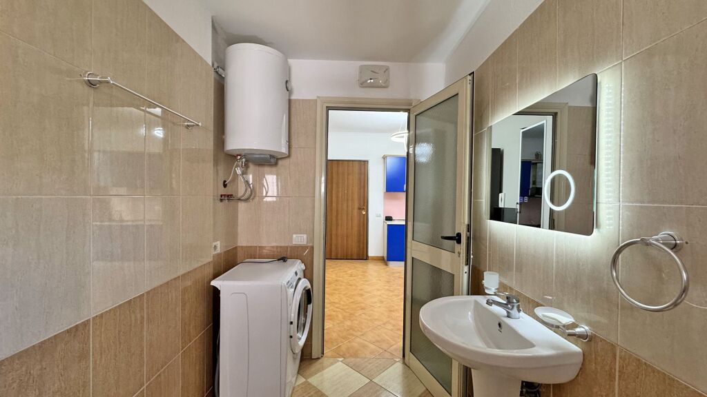 Shitet apartament 1+1. Kati 4, pa ashensor. Durres, Shkembi Kavajes