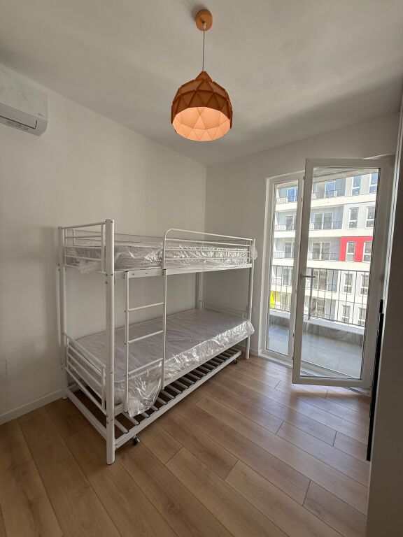 Tirane, jap me qera apartament 2+1+2 tualete+ Ballkon Kati 6, 90 m², 49.000 Lekë (Univers City)
