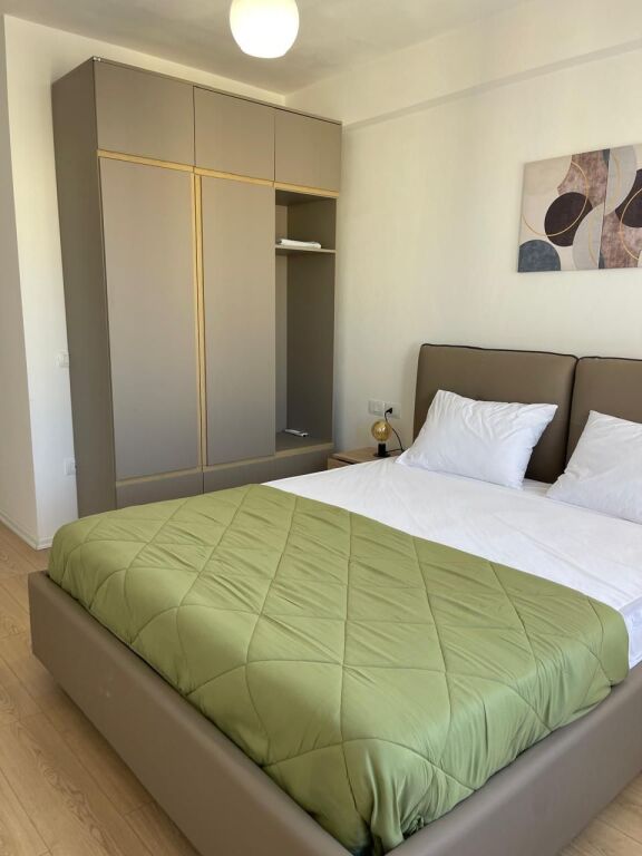 Jepet me Qera Apartament 2+1+2 Ne Plazh Hekurudha