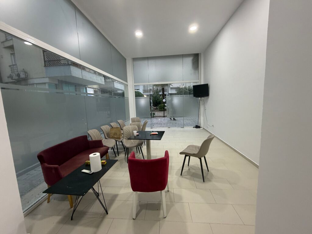 Ambjent me qera,45 m2,te radisoni liqeni i thate,500 euro