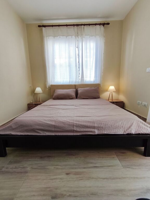 Apartament Modern 2+1, i Rinovuar Plotësisht, 15 Minuta nga Qendra e Qytetit, Parkim Falas
