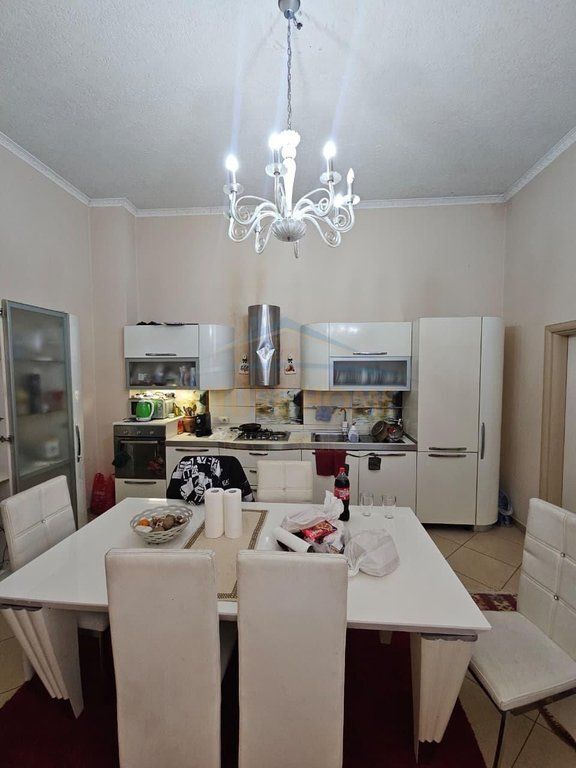 Shitet Penthouse, Rruga Portit, Durres