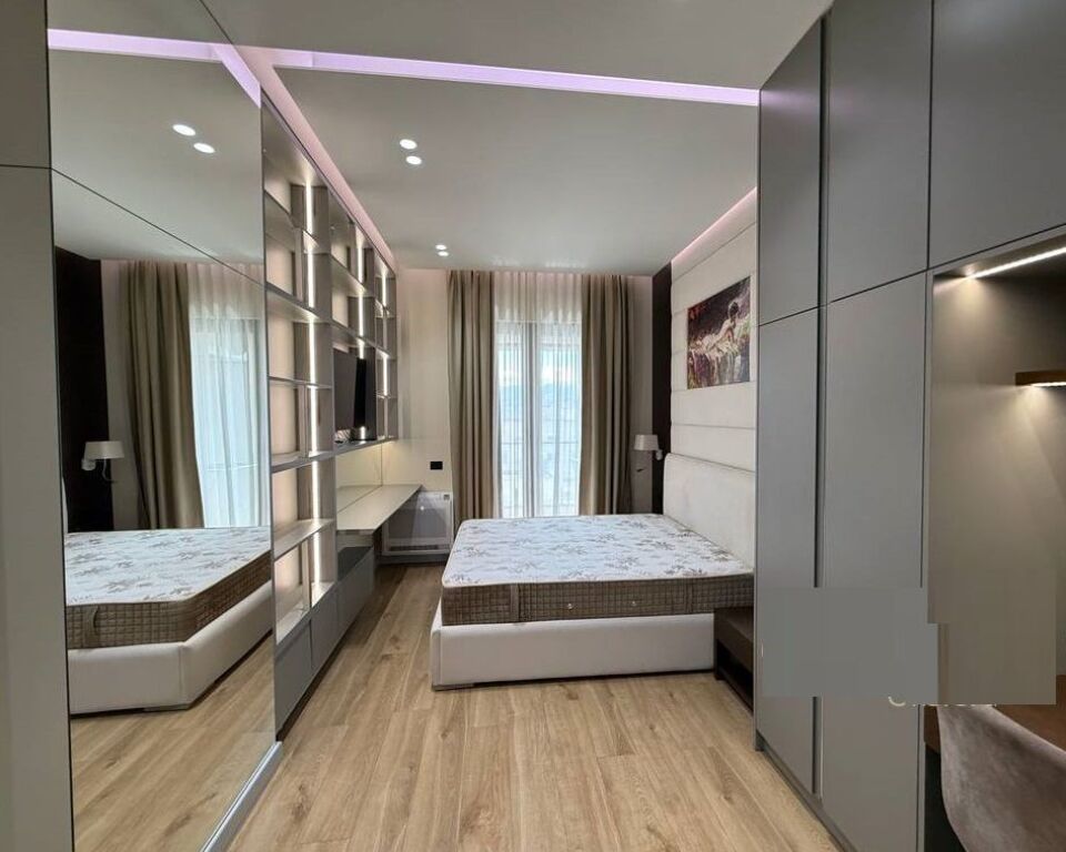 Japim me qira apartament 1+1 tek Square 21,ne Rrugen e Kavajes! 900 € /Muaj