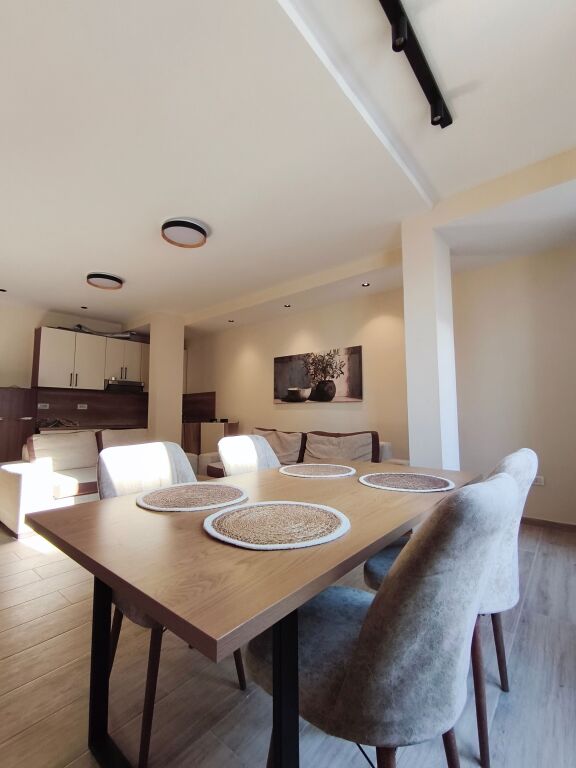 Apartament Modern 2+1, i Rinovuar Plotësisht, 15 Minuta nga Qendra e Qytetit, Parkim Falas