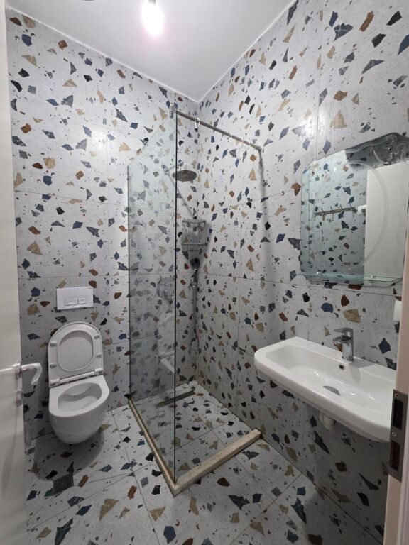🏠 Jepet me qera apartament 1+1  📍 Adresa: Ali Demi, Kompleksi Mangalem💰 Çmimi: 45,000 lekë