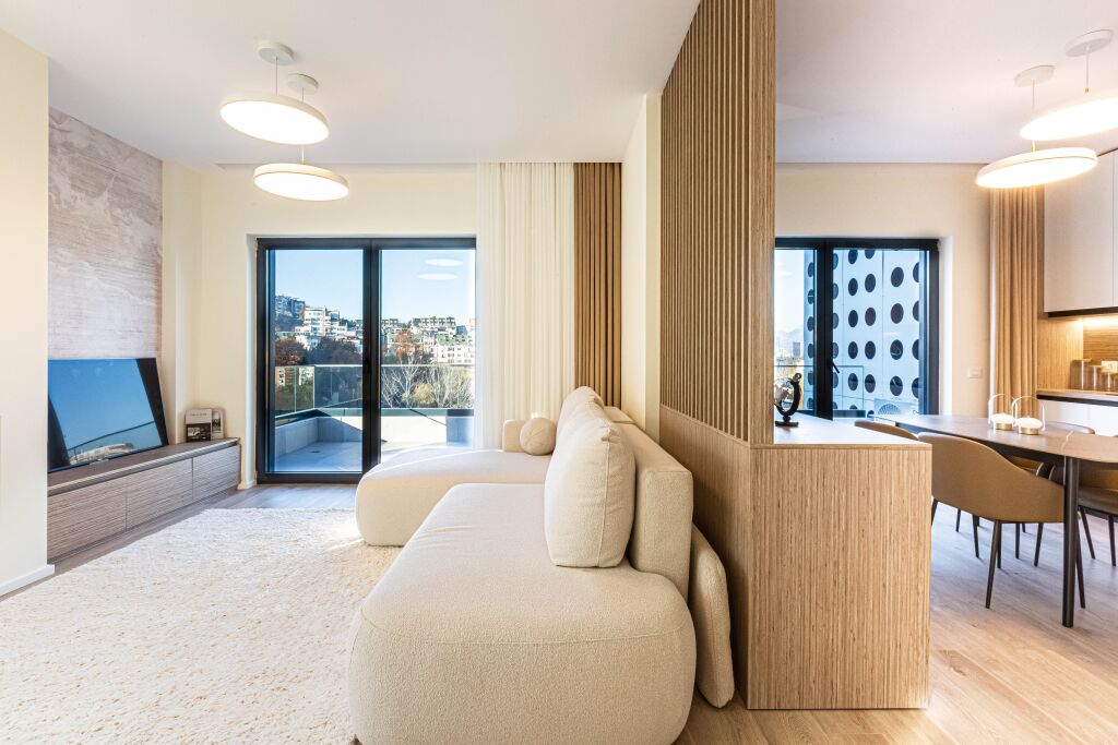 💫 94m² Perfeksion me Oxhak, Tarracë &amp; Verandë! 💥 Shitet Penthouse 1+1 Luxury P.2025 - Mbi 50K Investim &amp; Pamje Ballore (📍LIQENI THATË - RADISSON 🏢