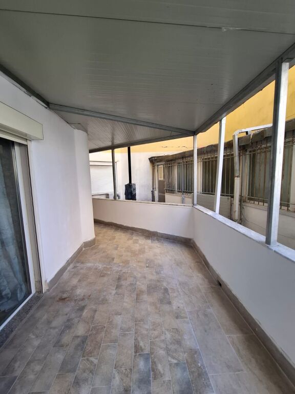 Jepet me Qera Apartament 1+1 Ne Qender te Durrsit