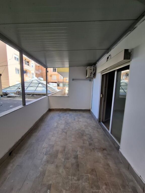Jepet me Qera Apartament 1+1 Ne Qender te Durrsit